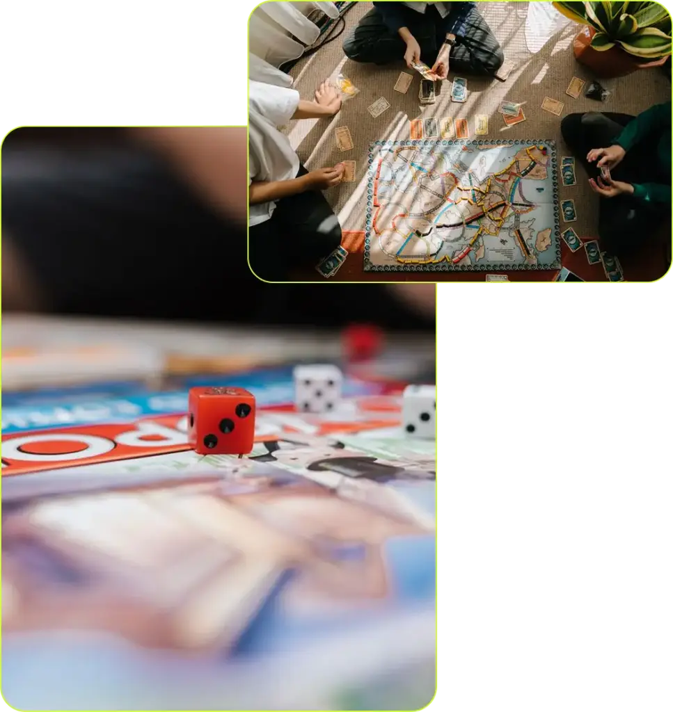 Primo piano di dadi colorati su un tavolo da gioco durante una sessione di gioco offline, che mette in risalto la strategia, il divertimento e l’intrattenimento in compagnia degli amici.