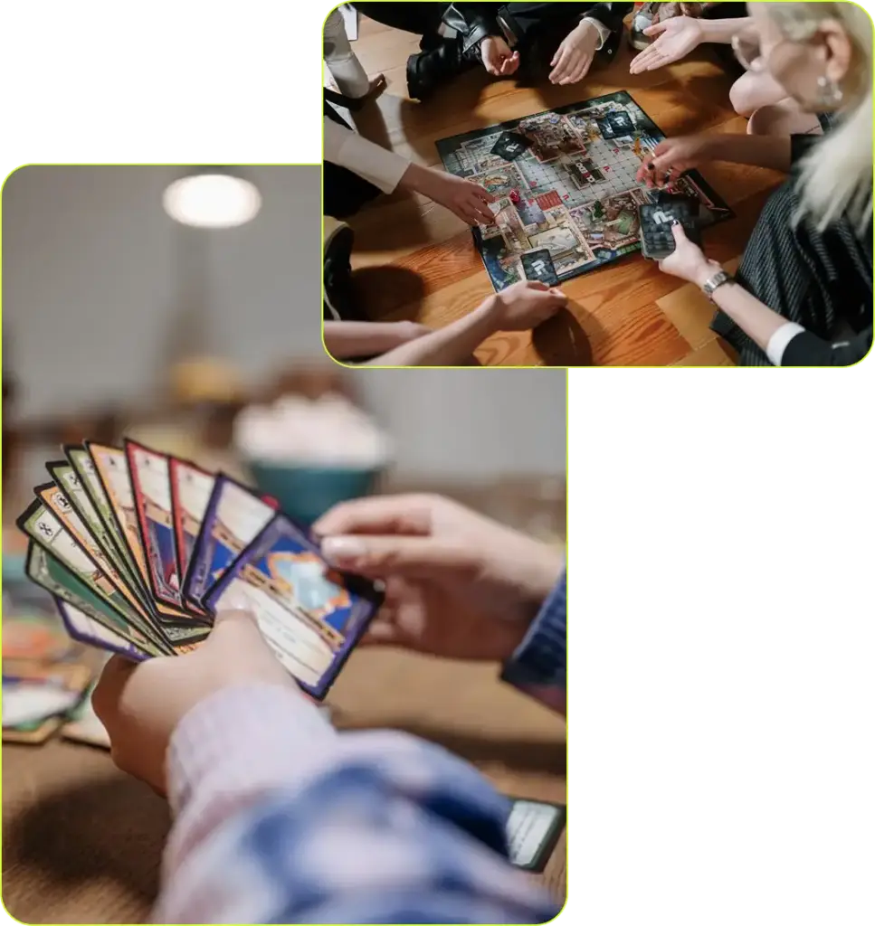Giocatore che tiene in mano le carte di un gioco di strategia durante una sessione di gioco da tavolo in un club di giochi da tavolo offline con gli amici, godendosi un’esperienza di gioco in compagnia.